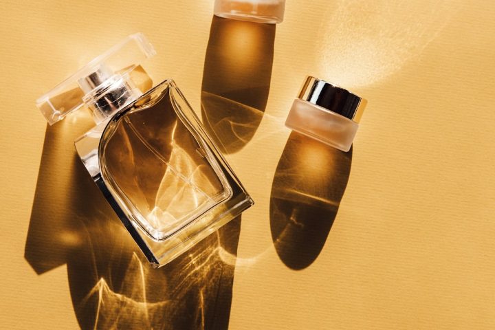 إزاي تخلي العطر يثبت أطول؟
